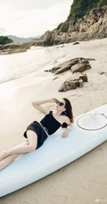 方媛日系风格海边海滩冲浪板上或侧卧，侧躺气质写真美照