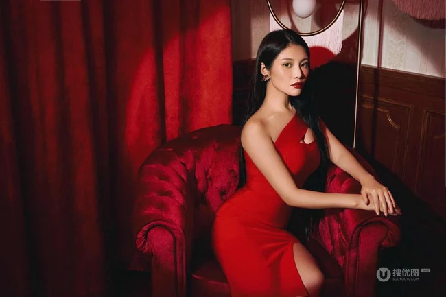 徐冬冬气质紧身连衣红裙柔美婀娜写真美照