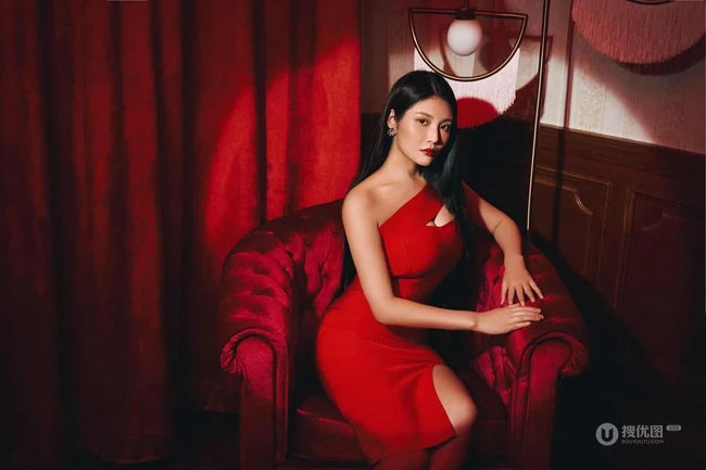 徐冬冬气质紧身连衣红裙柔美婀娜写真美照