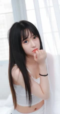 青春少女的动人气息，小气质女生紧身肩带礼裙衣短裤室内氛围写真图集
