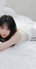 青春少女的动人气息，小气质女生紧身肩带礼裙衣短裤室内氛围写真图集