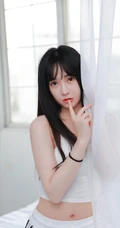 青春少女的动人气息，小气质女生紧身肩带礼裙衣短裤室内氛围写真图集
