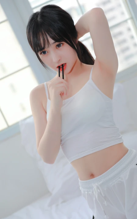 青春少女的动人气息，小气质女生紧身肩带礼裙衣短裤室内氛围写真图集