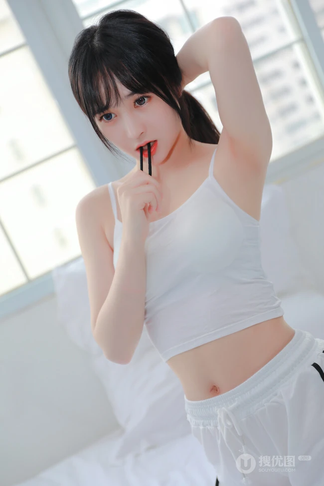 青春少女的动人气息，小气质女生紧身肩带礼裙衣短裤室内氛围写真图集