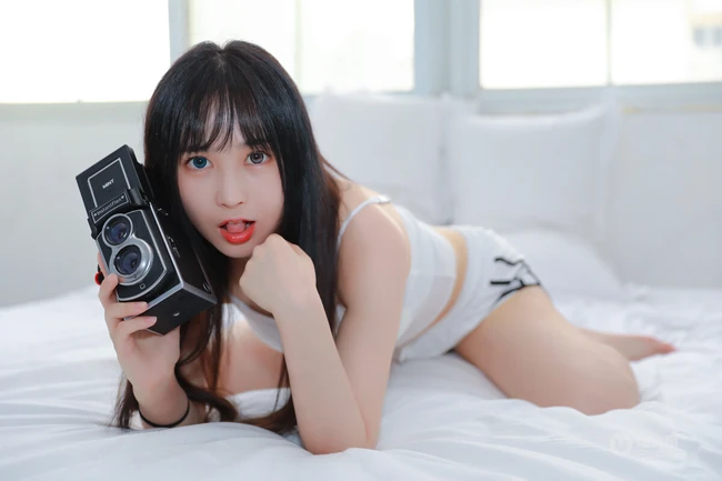 青春少女的动人气息，小气质女生紧身肩带礼裙衣短裤室内氛围写真图集