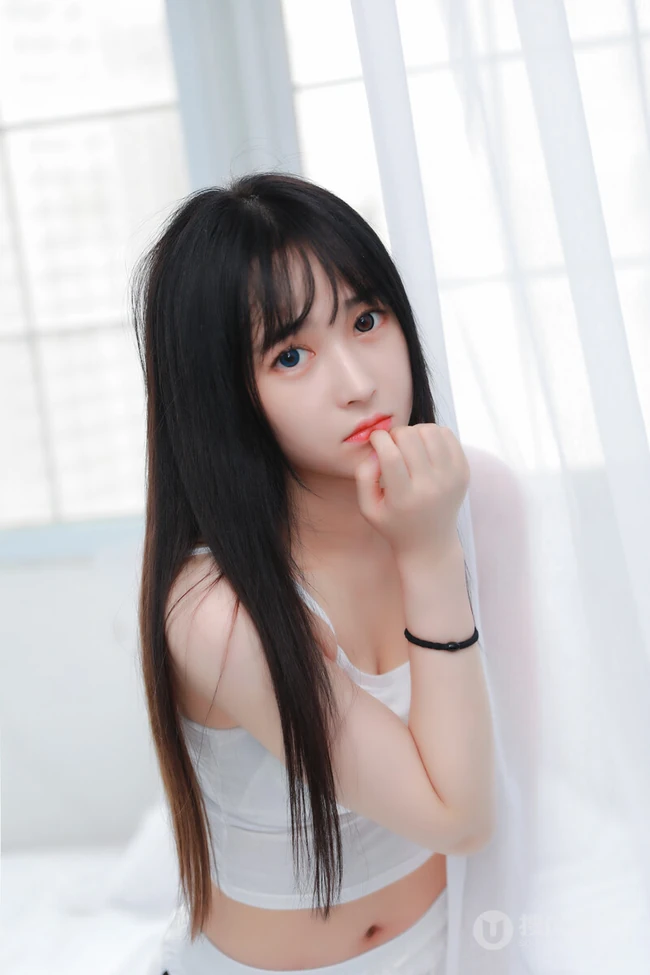 青春少女的动人气息，小气质女生紧身肩带礼裙衣短裤室内氛围写真图集