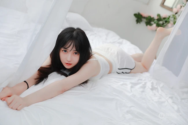 青春少女的动人气息，小气质女生紧身肩带礼裙衣短裤室内氛围写真图集