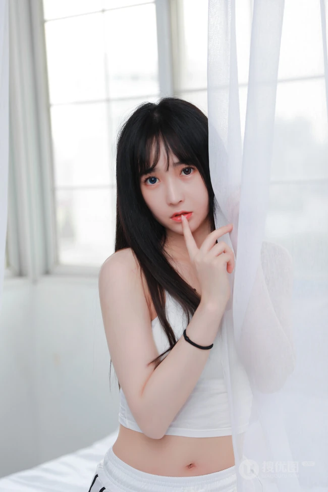 青春少女的动人气息，小气质女生紧身肩带礼裙衣短裤室内氛围写真图集