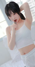 青春少女的动人气息，小气质女生紧身肩带礼裙衣短裤室内氛围写真图集