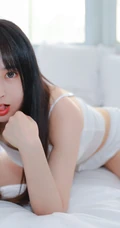 青春少女的动人气息，小气质女生紧身肩带礼裙衣短裤室内氛围写真图集