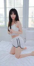 青春少女的动人气息，小气质女生紧身肩带礼裙衣短裤室内氛围写真图集
