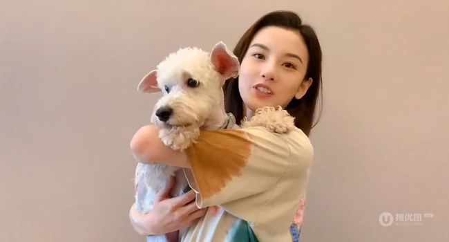 宋祖儿怀抱狗狗可爱自拍美照，休闲T恤睡裤穿搭清新自然