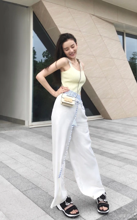 不show不夏天，宋祖儿肩带背心搭配白色休闲长裤时尚街拍写真