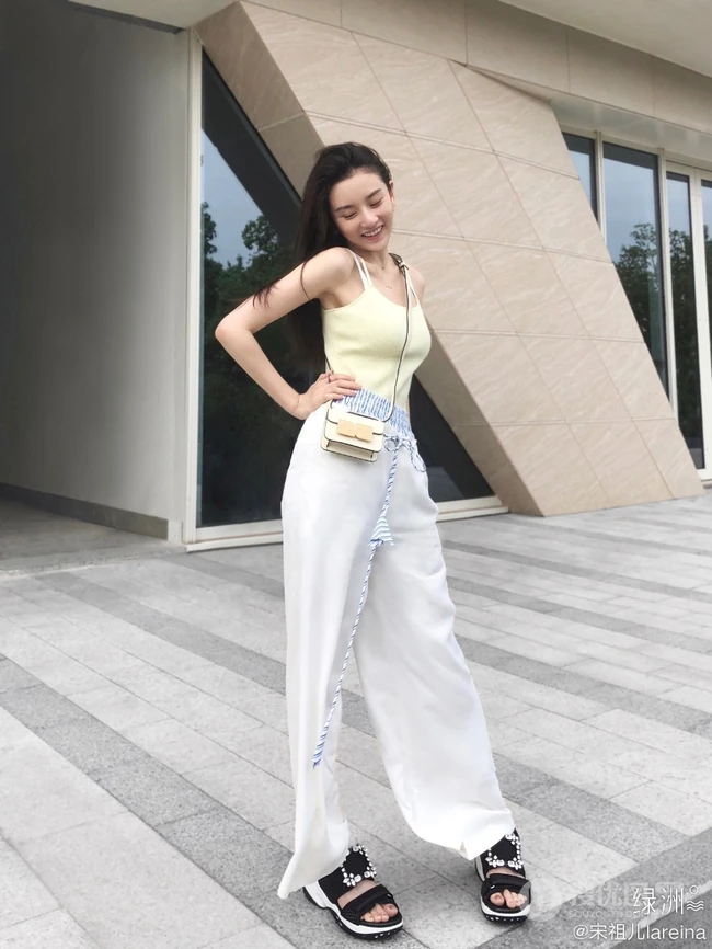 不show不夏天，宋祖儿肩带背心搭配白色休闲长裤时尚街拍写真