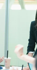 电视剧《他其实没有那么爱你》宋茜职业装造型气场十足剧照图片