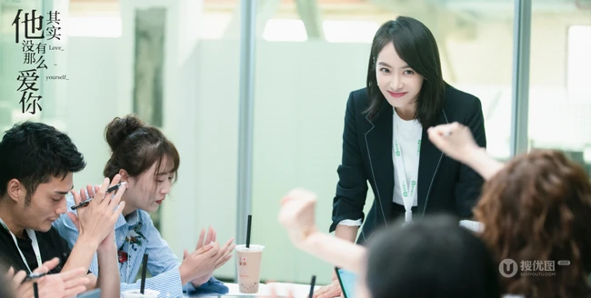 电视剧《他其实没有那么爱你》宋茜职业装造型气场十足剧照图片