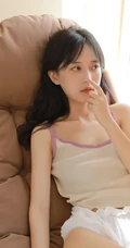 略显宽松的肩带衣，娇小玲珑的骨感女生慵懒居家好看写真图集