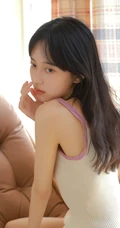 略显宽松的肩带衣，娇小玲珑的骨感女生慵懒居家好看写真图集