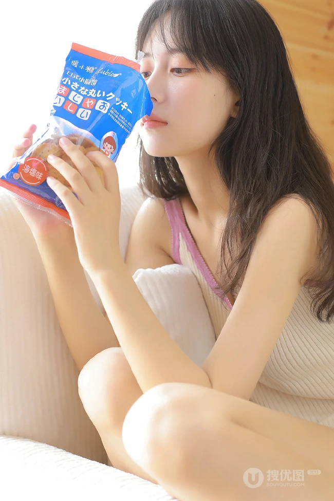 略显宽松的肩带衣，娇小玲珑的骨感女生慵懒居家好看写真图集