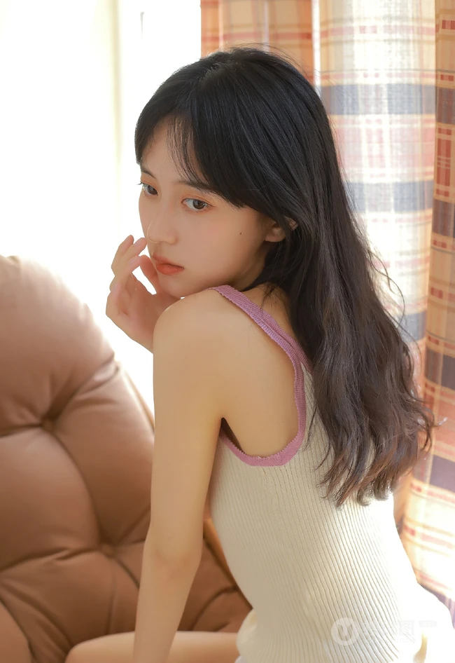 略显宽松的肩带衣，娇小玲珑的骨感女生慵懒居家好看写真图集