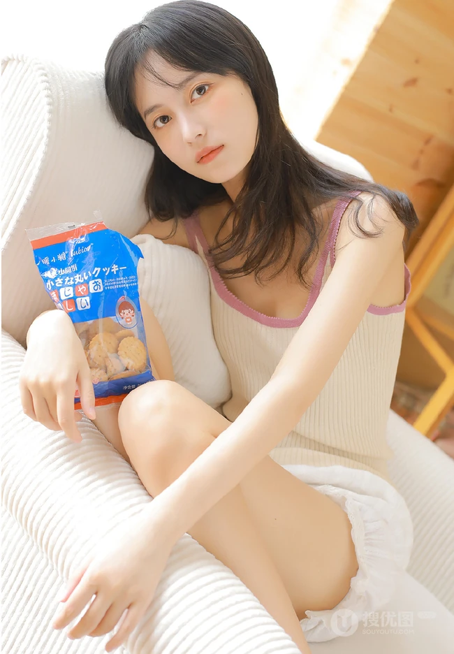 略显宽松的肩带衣，娇小玲珑的骨感女生慵懒居家好看写真图集