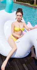 泳池里的气质泳装气质女生陈宇曦骑在飞马气垫船上畅玩写真美照