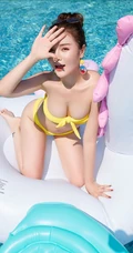 泳池里的气质泳装气质女生陈宇曦骑在飞马气垫船上畅玩写真美照