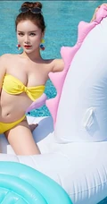 泳池里的气质泳装气质女生陈宇曦骑在飞马气垫船上畅玩写真美照