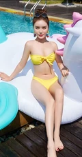 泳池里的气质泳装气质女生陈宇曦骑在飞马气垫船上畅玩写真美照