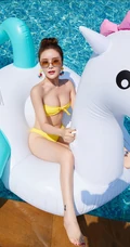 泳池里的气质泳装气质女生陈宇曦骑在飞马气垫船上畅玩写真美照