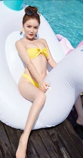 泳池里的气质泳装气质女生陈宇曦骑在飞马气垫船上畅玩写真美照