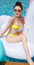 泳池里的气质泳装气质女生陈宇曦骑在飞马气垫船上畅玩写真美照