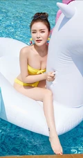 泳池里的气质泳装气质女生陈宇曦骑在飞马气垫船上畅玩写真美照