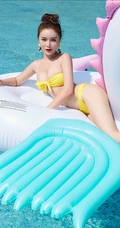 泳池里的气质泳装气质女生陈宇曦骑在飞马气垫船上畅玩写真美照
