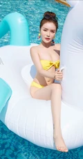 泳池里的气质泳装气质女生陈宇曦骑在飞马气垫船上畅玩写真美照