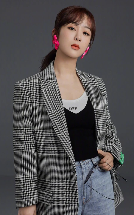 杨紫演绎多种不同风格服饰甜美可爱时尚魅力代言写真图片
