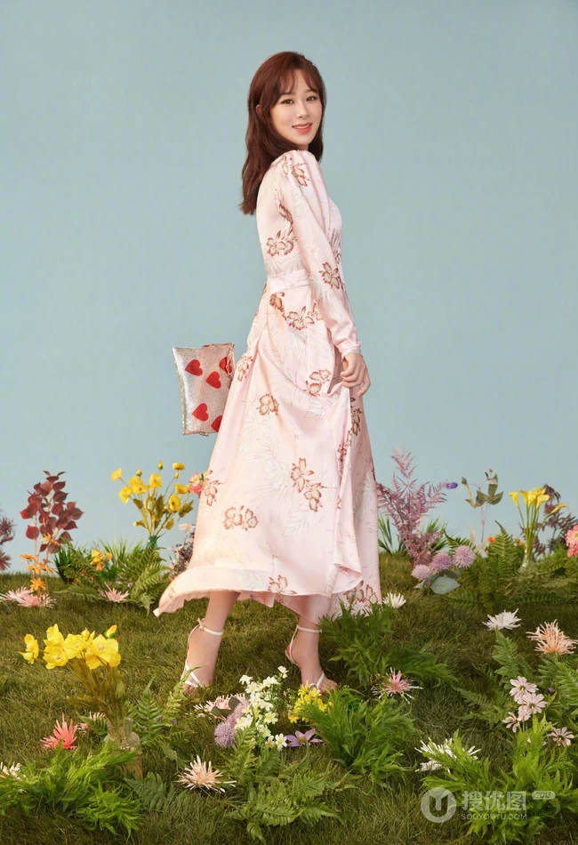 杨紫演绎多种不同风格服饰甜美可爱时尚魅力代言写真图片