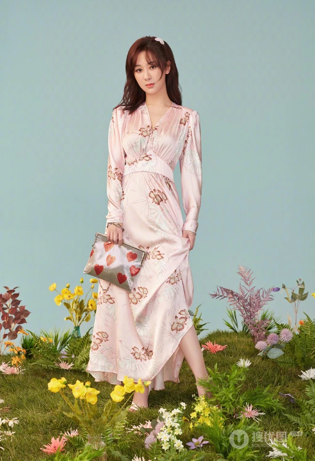 杨紫演绎多种不同风格服饰甜美可爱时尚魅力代言写真图片