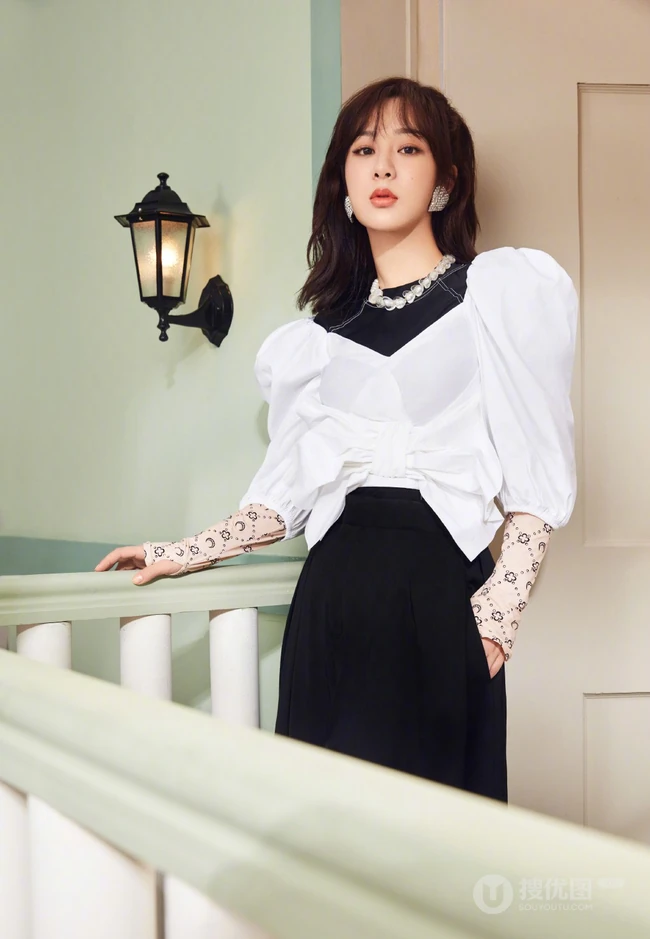 杨紫演绎多种不同风格服饰甜美可爱时尚魅力代言写真图片