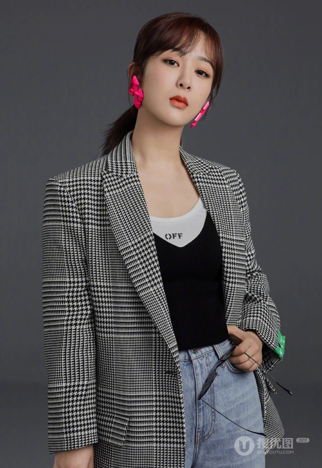 杨紫演绎多种不同风格服饰甜美可爱时尚魅力代言写真图片