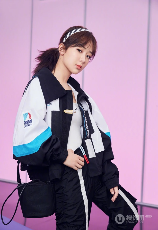 杨紫演绎多种不同风格服饰甜美可爱时尚魅力代言写真图片