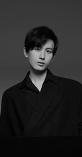 帅哥成毅全黑look半身近照写真，诠释帅气大男孩的青春魅力