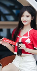 陈意涵Estelle红色短款装上衣搭配白色短裤手拿可乐俏皮可爱写真