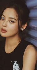 辛芷蕾黑色背心长裤搭配绑发发型酷美街拍写真图片
