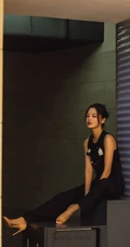 辛芷蕾黑色背心长裤搭配绑发发型酷美街拍写真图片