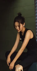 辛芷蕾黑色背心长裤搭配绑发发型酷美街拍写真图片