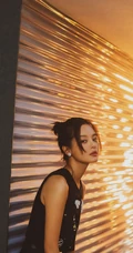 辛芷蕾黑色背心长裤搭配绑发发型酷美街拍写真图片