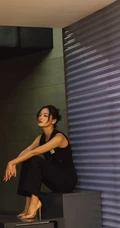 辛芷蕾黑色背心长裤搭配绑发发型酷美街拍写真图片