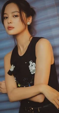 辛芷蕾黑色背心长裤搭配绑发发型酷美街拍写真图片