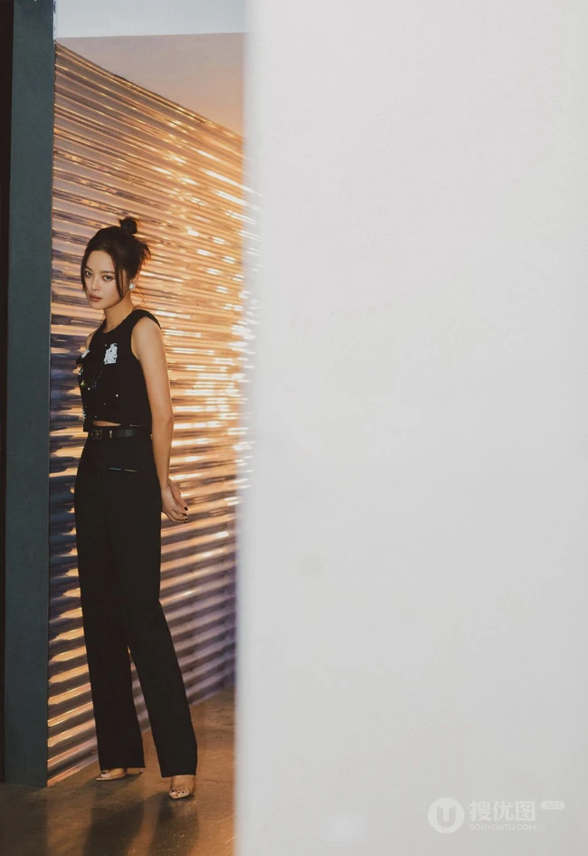 辛芷蕾黑色背心长裤搭配绑发发型酷美街拍写真图片
